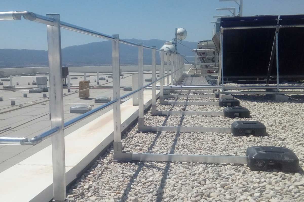 Instalación de barandillas de seguridad perimetral en los muelles de salida y entrada
