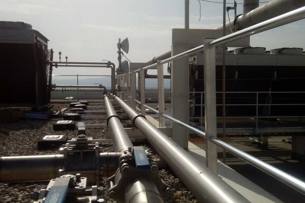 Instalación de barandillas de protección perimetral contrapesada