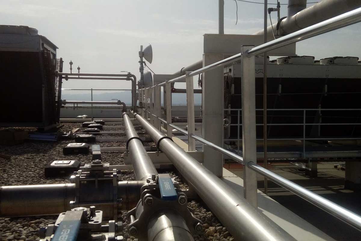 Instalación de barandillas de protección perimetral contrapesada