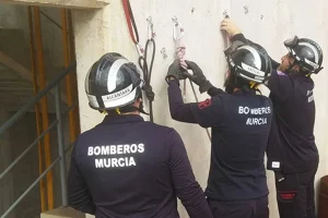 bomberos recibiendo formación profesional en rescates de altura