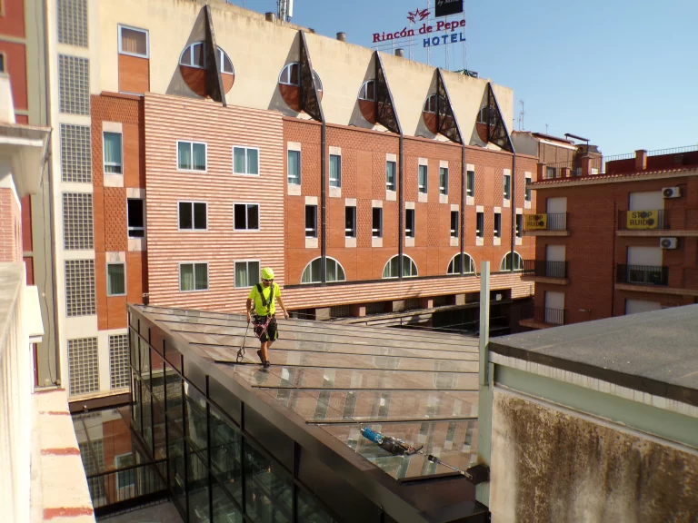 Instal·lació de línia de vida Tractel a la coberta de l'Hivernacle del Mercat de Correus