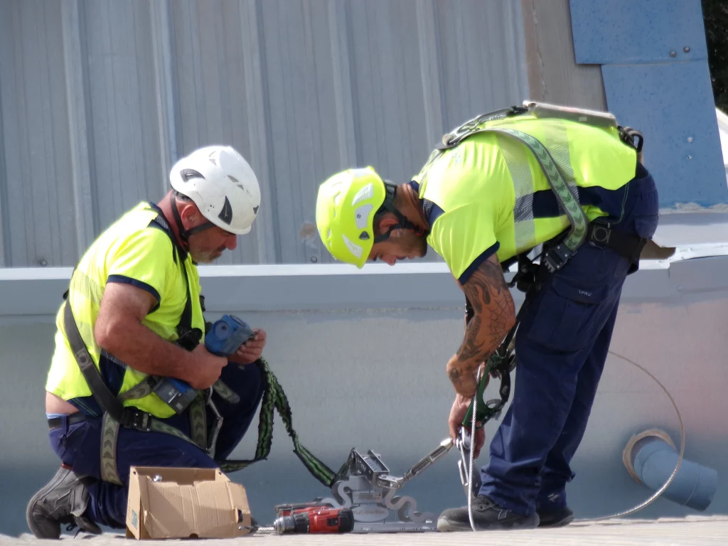 Instalación de líneas de vida en cubiertas de chapa en Transportes Papa Ali