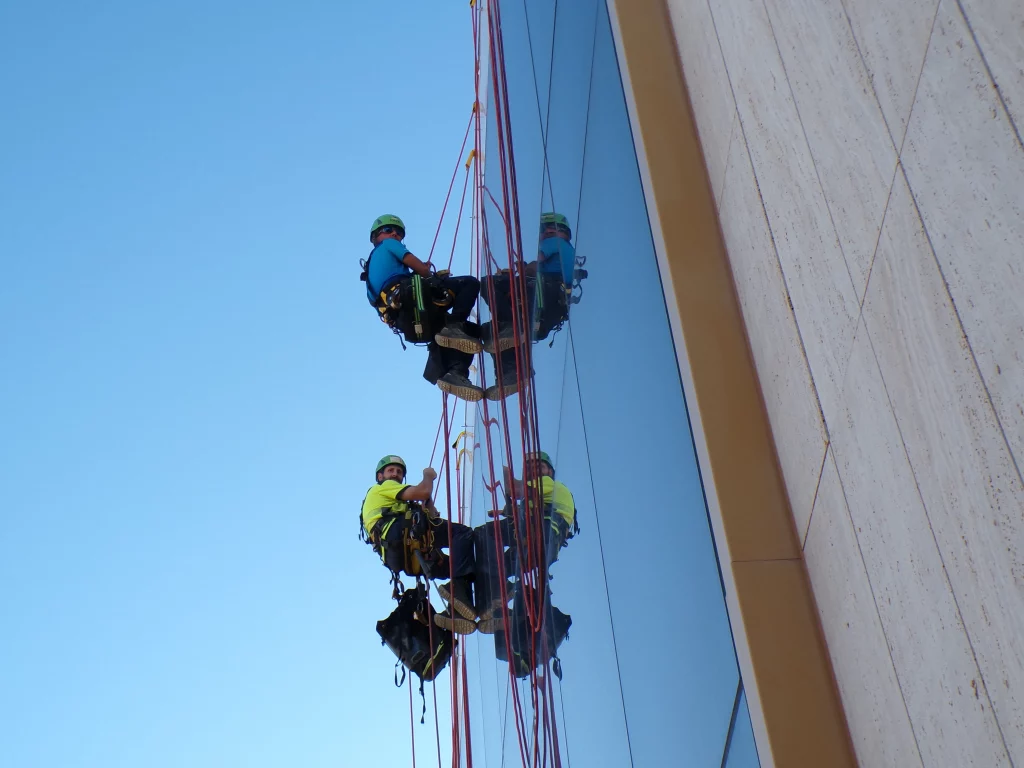 trabajos verticales con anclajes certificados