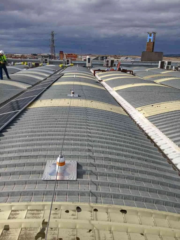 Instalación de Línea de Vida RoofAngel y Protección de Lucernarios