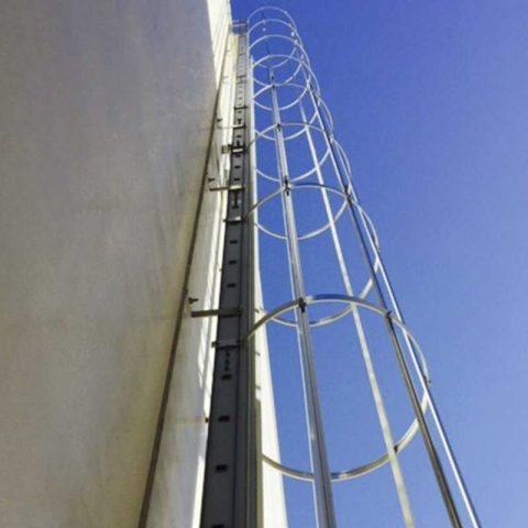 Escaleras verticales para acceder a la cubierta