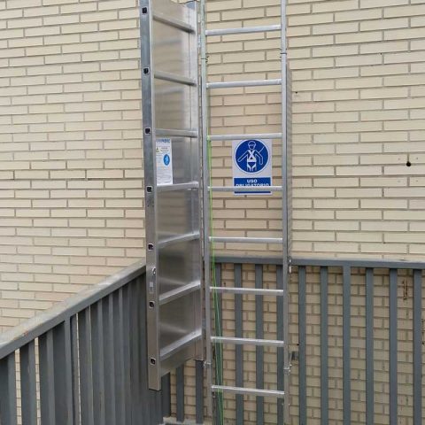 escalera vertical fija