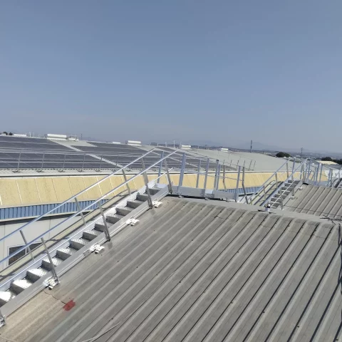 Instalación de pasarelas y líneas de vida para acceso seguro a equipos en cubierta industrial.