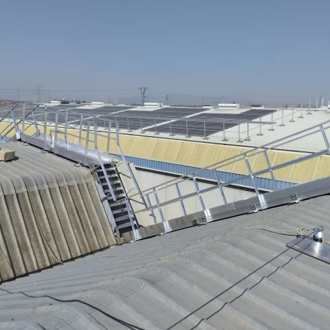 Acceso seguro en cubierta mediante pasarelas, escaleras y barandillas de aluminio.