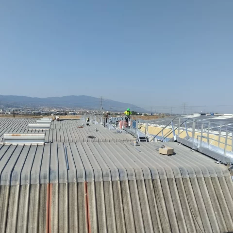 Sistema de protección colectiva para tránsito y mantenimiento seguro en cubiertas.