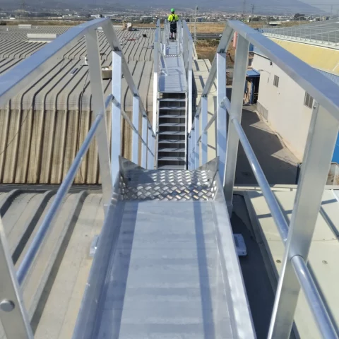 Pasarela técnica con barandilla de seguridad instalada en cubierta industrial de Rufete S.A.