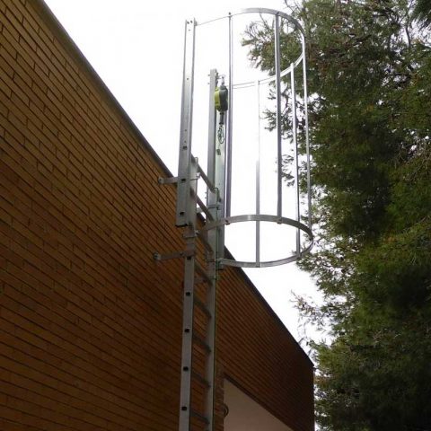 instalación de una escalera de acceso vertical fija