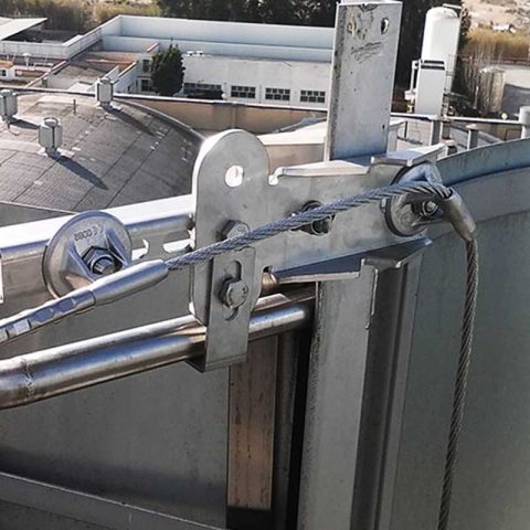 escalera con líneas de vida verticales