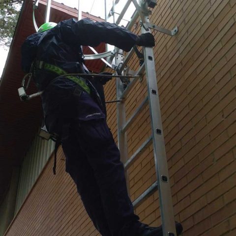 escalera fija con línea de vida