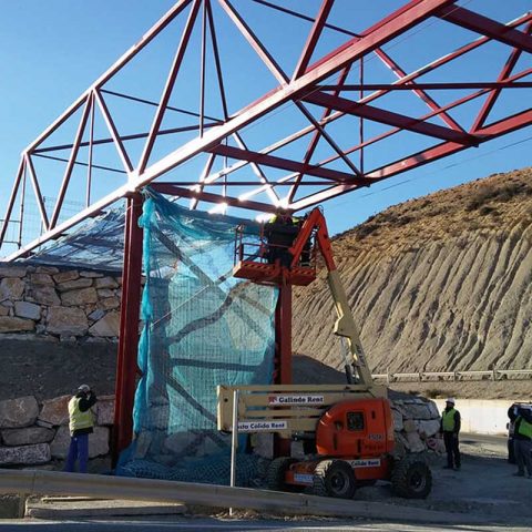 plataforma elevadora para instalar una red de seguridad en altura