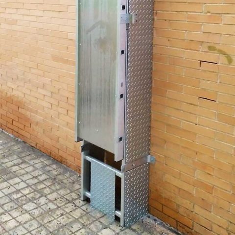 escalera vertical para acceder a la cubierta