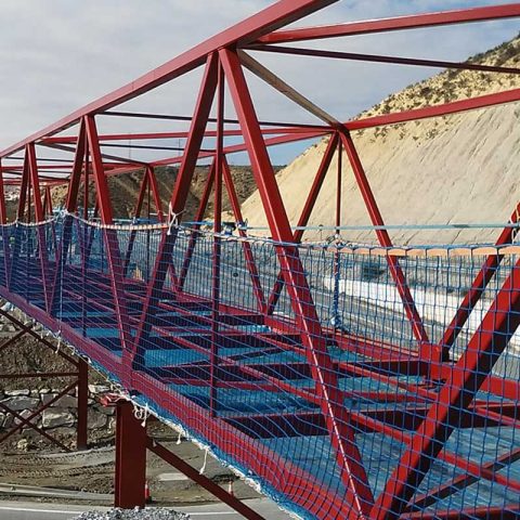 redes de protección en altura instaladas en un puente