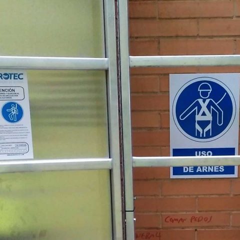 escalera vertical de seguridad