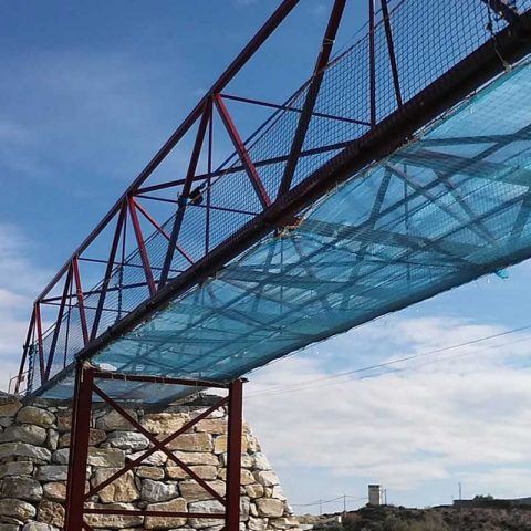 redes de seguridad en altura instaladas en un puente