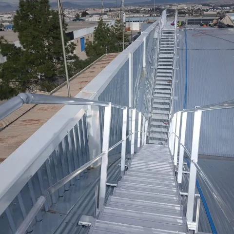 eguridad en cubiertas curvas y resbaladizas