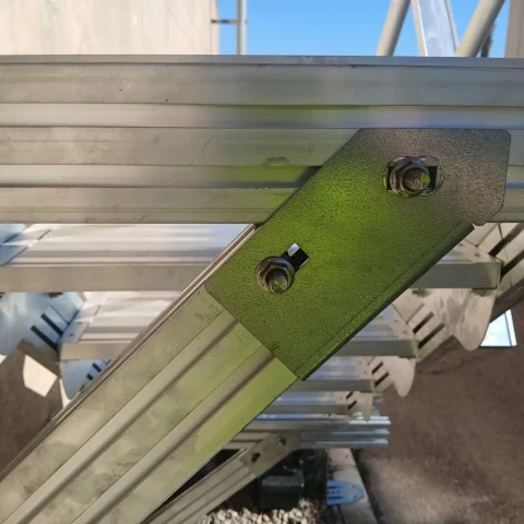 Estructura de soporte de escalera fija anclada a hormigón para estabilidad y rigidez.