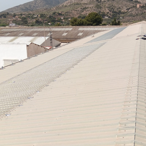 Solución de seguridad en cubierta industrial para zonas translúcidas