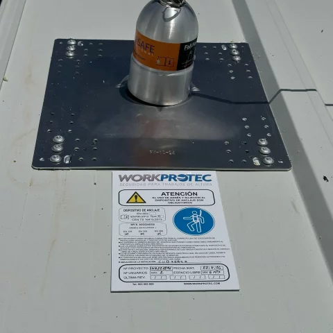 Detalle de anclaje certificado instalado en cubierta de panel sándwich por Workprotec