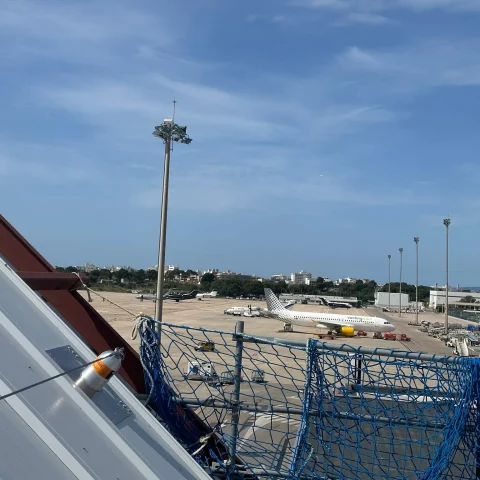 Líneas de anclaje instaladas por Workprotec en cubierta técnica del Aeropuerto de Mallorca