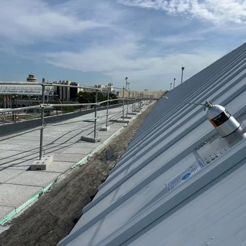 Solución anticaídas Workprotec para trabajos sobre cubierta ligera tipo panel sándwich