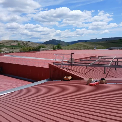 Detalle de barandilla de protección perimetral para cubierta industrial