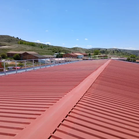 Sistema de barandillas de seguridad en aluminio natural sobre cubierta de chapa
