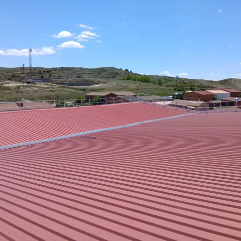 Proyecto de seguridad en altura con barandillas para cubierta industrial