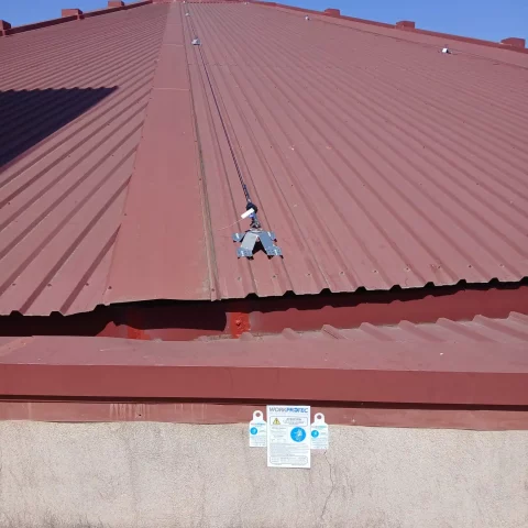 Instalación de línea de anclaje horizontal y puntos de anclaje fijos sobre cubierta metálica en un centro educativo de Sant Cugat del Vallès.