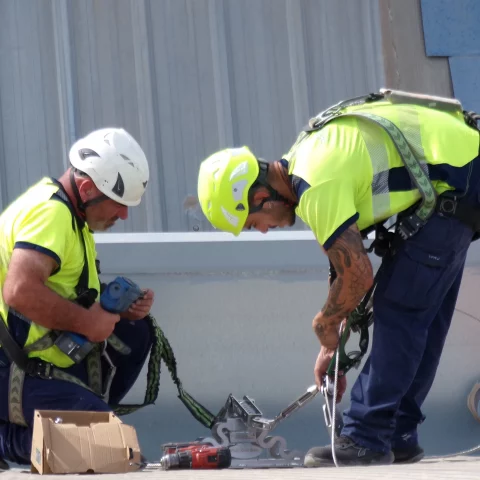 Instalación de líneas de vida en cubiertas de chapa en Transportes Papa Ali