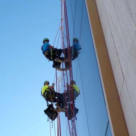 trabajos verticales con anclajes certificados